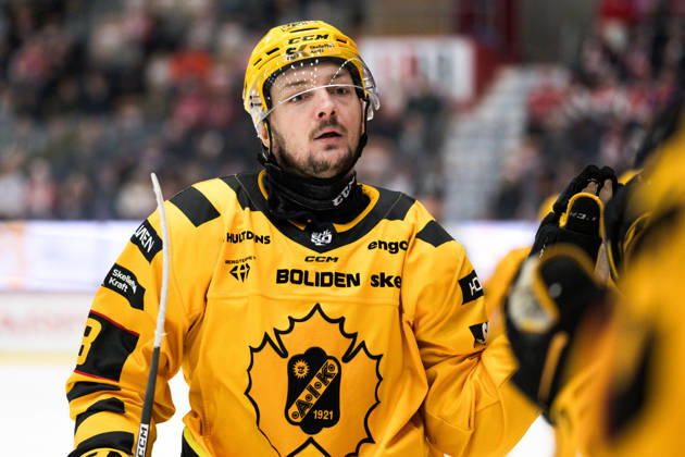 251218 Skellefteas Oliver Okuliar cheers after 0 2 during the ice hockey match in SHL between Timra and Skelleftea on December 18, 2025 in Timra Copyright: PÄRxOLERT BB251218PO025