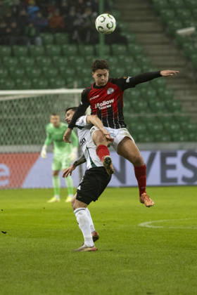 Legia Warszawa - Lincoln Red Imps 18.12.2025 football, Warsaw, UEFA Conference League game Legia Warszawa - Lincoln Red Imps (pilka nozna Liga Konferencji Europy ) image shows: Petar Stojanovic (L) Andre Tjay De Barr (R) photo Katarzyna Plewczynska Fotostyk Copyright: xKatarzynaxPlewczynska Fotostykx 20251218FCTKP295