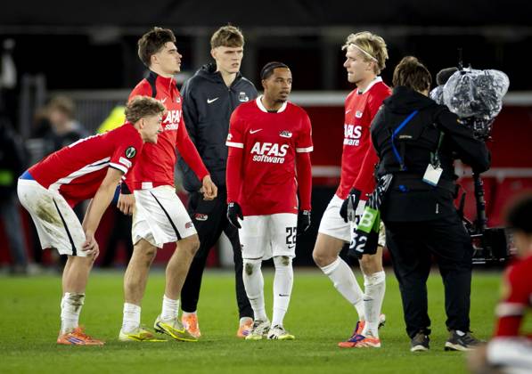 ALKMAAR - (l-r) Sven Mijnans of AZ Alkmaar, Wouter Goes of AZ Alkmaar, Elijah Dijkstra of AZ Alkmaar after the UEFA Conference League match between AZ Alkmaar and Jagiellonia BiaÅ‚ystok at the AFAS Stadium on December 18, 2025, in Alkmaar, Netherlands. ANP KOEN VAN WEEL UEFA Conference League match day 6 2025-2026 xVIxANPxSportx xxANPxIVx 545241401 originalFilename: 545241401