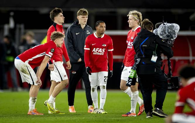 ALKMAAR - (l-r) Sven Mijnans of AZ Alkmaar, Wouter Goes of AZ Alkmaar, Elijah Dijkstra of AZ Alkmaar after the UEFA Conference League match between AZ Alkmaar and Jagiellonia Białystok at the AFAS Stadium on December 18, 2025, in Alkmaar, Netherlands. ANP KOEN VAN WEEL UEFA Conference League match day 6 2025-2026 xVIxANPxSportx xxANPxIVx 545241476 originalFilename: 545241476
