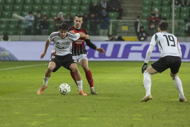 Legia Warszawa - Lincoln Red Imps 18.12.2025 football, Warsaw, UEFA Conference League game Legia Warszawa - Lincoln Red Imps (pilka nozna Liga Konferencji Europy ) image shows: Jakub Zewlakow (L) photo Katarzyna Plewczynska Fotostyk Copyright: xKatarzynaxPlewczynska Fotostykx 20251218FCTKP522