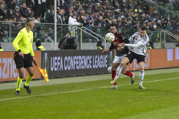 Legia Warszawa - Lincoln Red Imps 18.12.2025 football, Warsaw, UEFA Conference League game Legia Warszawa - Lincoln Red Imps (pilka nozna Liga Konferencji Europy ) image shows: Rafael Munoz (C) Arkadiusz Reca (R) photo Katarzyna Plewczynska Fotostyk Copyright: xKatarzynaxPlewczynska Fotostykx 20251218FCTKP519