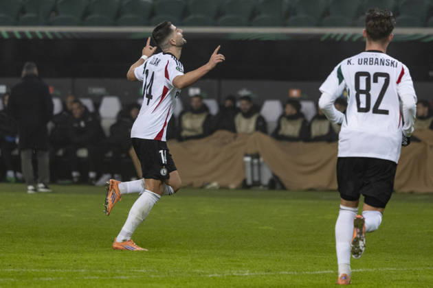 Legia Warszawa - Lincoln Red Imps 18.12.2025 football, Warsaw, UEFA Conference League game Legia Warszawa - Lincoln Red Imps (pilka nozna Liga Konferencji Europy ) image shows: Antonio Colak goal react (L) Kacper Urbanski (R) photo Katarzyna Plewczynska Fotostyk Copyright: xKatarzynaxPlewczynska Fotostykx 20251218FCTKP230