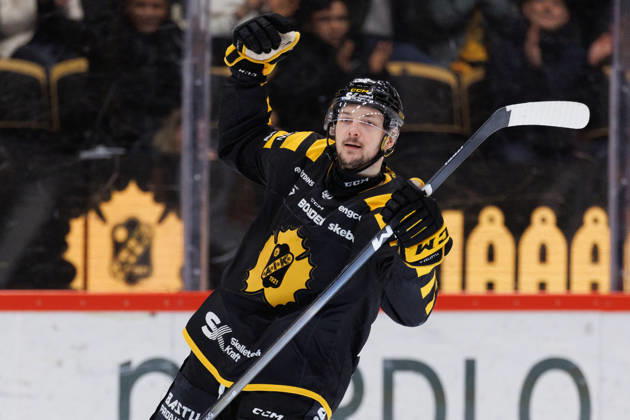 251220 Skellefteas Oliver Okuliar cheers after 4 3 during the ice hockey match in SHL between Skelleftea and Linköping on December 20, 2025 in Skelleftea Copyright: PÄRxBÄCKSTRÖM BB251220ZU041