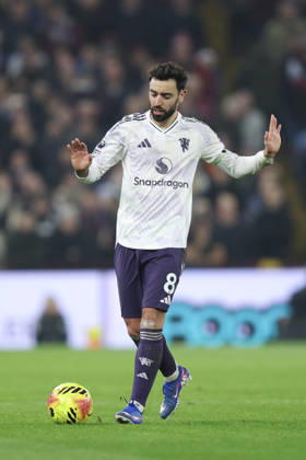 Birmingham, England, 21st December 2025. Bruno Fernandes of Manchester United, ManU pulls up injured during the Aston Villa vs Manchester United Premier League match at Villa Park, Birmingham. Picture credit should read: James Baylis Sportimage EDITORIAL USE ONLY. No use with unauthorised audio, video, data, fixture lists, club league logos or live services. Online in-match use limited to 120 images, no video emulation. No use in betting, games or single club league player publications. SPI_043_JB_ASTON_VILLA_MANUTD SPI-4388-0043