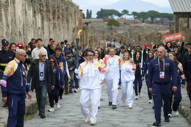 Milano Cortina 2026, torch relay with Jackie Chan in Pompeii
