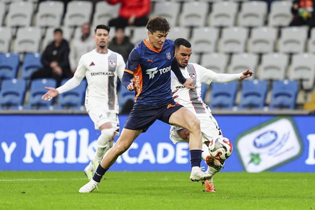 RAMS Basaksehir v Gaziantep FK - Turkish Super Lig ISTANBUL, TURKIYE - DECEMBER 22: Eldor Shomurodov (C) of RAMS Basaksehir in action against Melih Kabasakal (R) of Gaziantep FK during the Turkish Super Lig week 17 football match between RAMS Basaksehir and Gaziantep FK at Basaksehir Fatih Terim Stadium in Istanbul, Turkiye on December 22, 2025. Agit Erdi Ulukaya Anadolu Istanbul Turkey. Editorial use only. Please get in touch for any other usage.  Copyright: x2025xAnadoluxAgitxErdixUlukayax