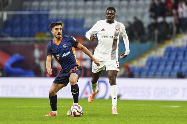 RAMS Basaksehir v Gaziantep FK - Turkish Super Lig ISTANBUL, TURKIYE - DECEMBER 22: Umut Gunes (L) of RAMS Basaksehir in action against Mohamed Bayo (R) of Gaziantep FK during the Turkish Super Lig week 17 football match between RAMS Basaksehir and Gaziantep FK at Basaksehir Fatih Terim Stadium in Istanbul, Turkiye on December 22, 2025. Agit Erdi Ulukaya Anadolu Istanbul Turkey. Editorial use only. Please get in touch for any other usage.  Copyright: x2025xAnadoluxAgitxErdixUlukayax