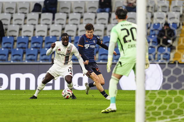 RAMS Basaksehir v Gaziantep FK - Turkish Super Lig ISTANBUL, TURKIYE - DECEMBER 22: Eldor Shomurodov (2nd L) of RAMS Basaksehir in action against Myenty Abena (14) of Gaziantep FK during the Turkish Super Lig week 17 football match between RAMS Basaksehir and Gaziantep FK at Basaksehir Fatih Terim Stadium in Istanbul, Turkiye on December 22, 2025. Agit Erdi Ulukaya Anadolu Istanbul Turkey. Editorial use only. Please get in touch for any other usage.  Copyright: x2025xAnadoluxAgitxErdixUlukayax