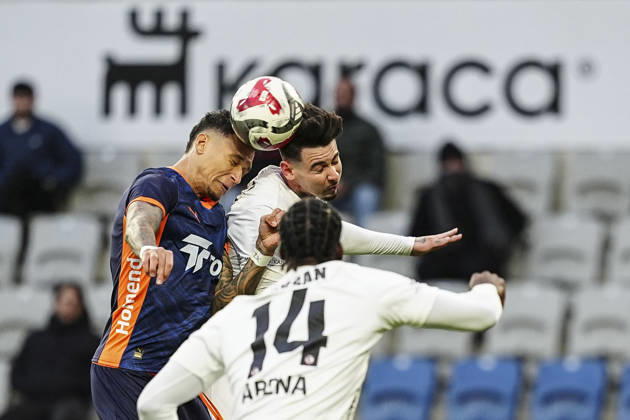 RAMS Basaksehir v Gaziantep FK - Turkish Super Lig ISTANBUL, TURKIYE - DECEMBER 22: Davie Selke (L) of RAMS Basaksehir in action against Luis Perez (back) of Gaziantep FK during the Turkish Super Lig week 17 football match between RAMS Basaksehir and Gaziantep FK at Basaksehir Fatih Terim Stadium in Istanbul, Turkiye on December 22, 2025. Agit Erdi Ulukaya Anadolu Istanbul Turkey. Editorial use only. Please get in touch for any other usage.  Copyright: x2025xAnadoluxAgitxErdixUlukayax