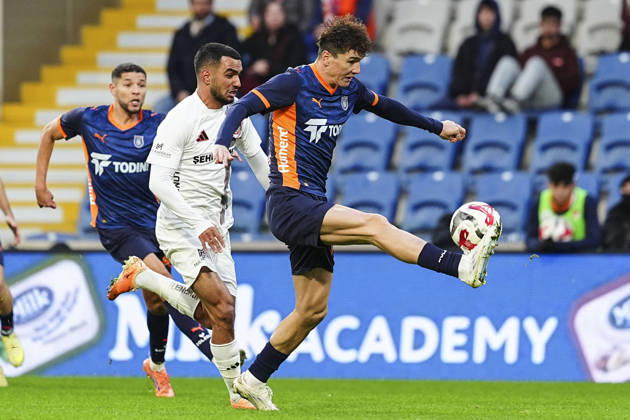 RAMS Basaksehir v Gaziantep FK - Turkish Super Lig ISTANBUL, TURKIYE - DECEMBER 22: Eldor Shomurodov (R) of RAMS Basaksehir in action against Melih Kabasakal (C) of Gaziantep FK during the Turkish Super Lig week 17 football match between RAMS Basaksehir and Gaziantep FK at Basaksehir Fatih Terim Stadium in Istanbul, Turkiye on December 22, 2025. Agit Erdi Ulukaya Anadolu Istanbul Turkey. Editorial use only. Please get in touch for any other usage.  Copyright: x2025xAnadoluxAgitxErdixUlukayax