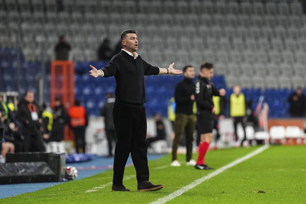 RAMS Basaksehir v Gaziantep FK - Turkish Super Lig ISTANBUL, TURKIYE - DECEMBER 22: Head coach Burak Yilmaz of Gaziantep FK gives tactics during the Turkish Super Lig week 17 football match between RAMS Basaksehir and Gaziantep FK at Basaksehir Fatih Terim Stadium in Istanbul, Turkiye on December 22, 2025. Agit Erdi Ulukaya Anadolu Istanbul Turkey. Editorial use only. Please get in touch for any other usage.  Copyright: x2025xAnadoluxAgitxErdixUlukayax