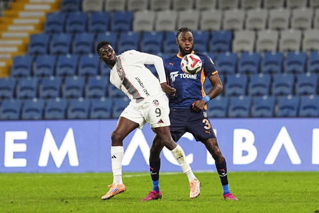 RAMS Basaksehir v Gaziantep FK - Turkish Super Lig ISTANBUL, TURKIYE - DECEMBER 22: Jerome Opoku (3) of RAMS Basaksehir in action against Mohamed Bayo (9) of Gaziantep FK during the Turkish Super Lig week 17 football match between RAMS Basaksehir and Gaziantep FK at Basaksehir Fatih Terim Stadium in Istanbul, Turkiye on December 22, 2025. Agit Erdi Ulukaya Anadolu Istanbul Turkey. Editorial use only. Please get in touch for any other usage.  Copyright: x2025xAnadoluxAgitxErdixUlukayax
