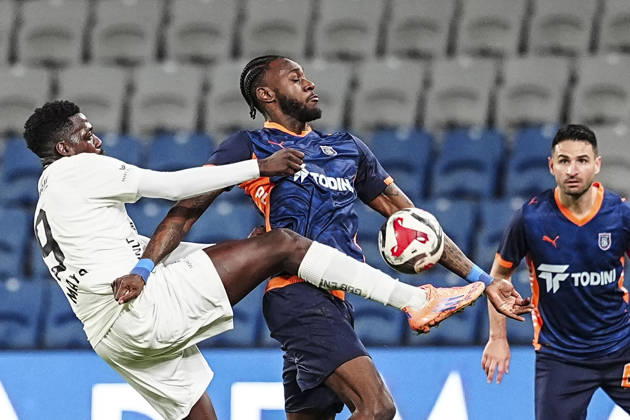 RAMS Basaksehir v Gaziantep FK - Turkish Super Lig ISTANBUL, TURKIYE - DECEMBER 22: Jerome Opoku (C) of RAMS Basaksehir in action against Mohamed Bayo (9) of Gaziantep FK during the Turkish Super Lig week 17 football match between RAMS Basaksehir and Gaziantep FK at Basaksehir Fatih Terim Stadium in Istanbul, Turkiye on December 22, 2025. Agit Erdi Ulukaya Anadolu Istanbul Turkey. Editorial use only. Please get in touch for any other usage.  Copyright: x2025xAnadoluxAgitxErdixUlukayax
