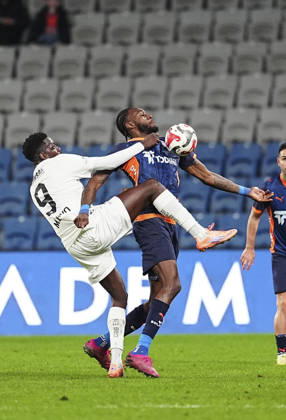 RAMS Basaksehir v Gaziantep FK - Turkish Super Lig ISTANBUL, TURKIYE - DECEMBER 22: Jerome Opoku (R) of RAMS Basaksehir in action against Mohamed Bayo (9) of Gaziantep FK during the Turkish Super Lig week 17 football match between RAMS Basaksehir and Gaziantep FK at Basaksehir Fatih Terim Stadium in Istanbul, Turkiye on December 22, 2025. Agit Erdi Ulukaya Anadolu Istanbul Turkey. Editorial use only. Please get in touch for any other usage.  Copyright: x2025xAnadoluxAgitxErdixUlukayax