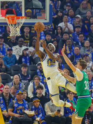(251226) -- SAN FRANCISCO, Dec. 26, 2025 -- Jimmy Butler III (L) of Golden State Warriors goes for a lay-up during the 2025-2026 NBA, Basketball Herren, USA regular season game between Golden State Warriors and Dallas Mavericks in San Francisco, the United States, Dec. 25, 2025. (Photo by Xinhua) (SP)U.S.-SAN FRANCISCO-BASKETBALL-NBA-WARRIORS VS MAVERICKS ArthurxDong 