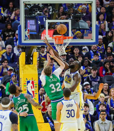 (251226) -- SAN FRANCISCO, Dec. 26, 2025 -- Draymond Green (top R) of Golden State Warriors defends Cooper Flagg (top L) of Dallas Mavericks during the 2025-2026 NBA, Basketball Herren, USA regular season game between Golden State Warriors and Dallas Mavericks in San Francisco, the United States, Dec. 25, 2025. (Photo by Xinhua) (SP)U.S.-SAN FRANCISCO-BASKETBALL-NBA-WARRIORS VS MAVERICKS ArthurxDong 