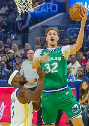 (251226) -- SAN FRANCISCO, Dec. 26, 2025 -- Cooper Flagg (R) of Dallas Mavericks goes for a lay-up during the 2025-2026 NBA, Basketball Herren, USA regular season game between Golden State Warriors and Dallas Mavericks in San Francisco, the United States, Dec. 25, 2025. (Photo by Xinhua) (SP)U.S.-SAN FRANCISCO-BASKETBALL-NBA-WARRIORS VS MAVERICKS ArthurxDong 
