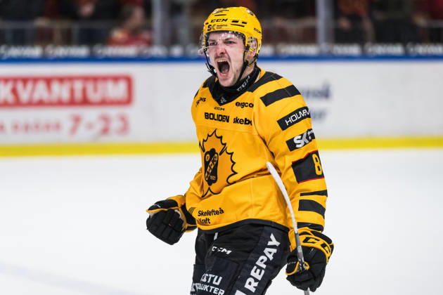 251226 Skellefteas Oliver Okuliar cheers after 2 2 during the ice hockey match in SHL between Lulea and Skelleftea on December 26, 2025 in Lulea Copyright: SIMONxELIASSON BB251226SE027