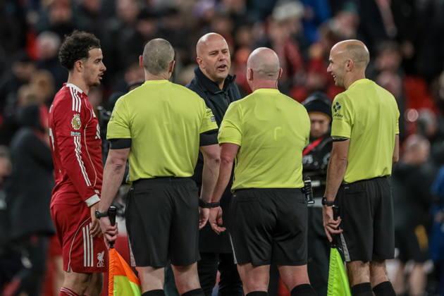 Premier League Liverpool v Wolverhampton Wanderers Arne Slot manager of Liverpool shakes hands and speaks with Referee Simon Hooper after the final whistle during the Premier League match Liverpool vs Wolverhampton Wanderers at Anfield, Liverpool, United Kingdom, 27th December 2025 (Photo by Mark Cosgrove News Images) Liverpool Anfield Merseyside United Kingdom Copyright: xMarkxCosgrove NewsxImagesx
