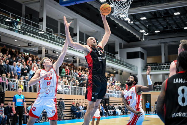 Barmer 2 Basketball Bundesliga ProA Rheinstars Köln vs Bayer Giants Leverkusen, 27 12 2025 Adam John Paige RheinStarsKöln 13 , , Dennis Heinzmann Bayer Giants Leverkusen 22 , Barmer 2 Basketball Bundesliga ProA Rheinstars Köln vs Bayer Giants Leverkusen on 27 12 2025 at the Castello Düsseldorf in Düsseldorf Nordrhein Westfalen Copyright: xBEAUTIFULxSPORTS Mueller-Laschetx