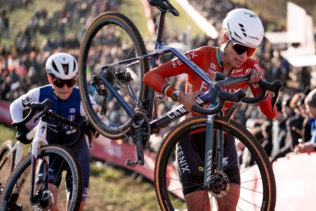 Dutch Ceylin Del Carmen Alvarado pictured in action during the women s elite race at the World Cup cyclocross cycling event in Dendermonde, Belgium, stage 8 (out of 12) of the UCI World Cup cyclocross competition, Sunday 28 December 2025. DAVIDxPINTENS x151974468x