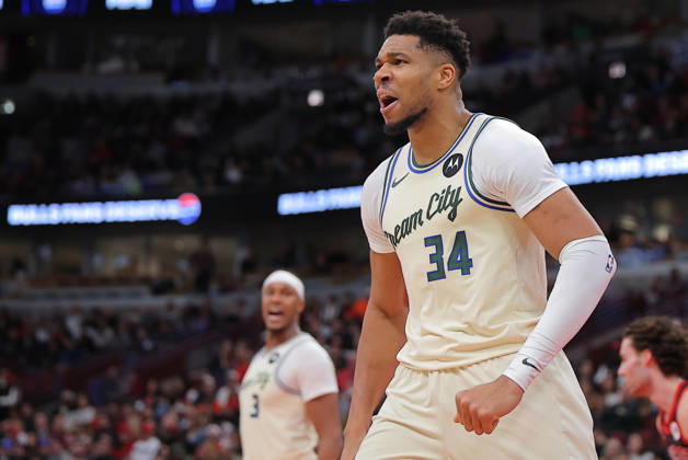CHICAGO, IL - DECEMBER 27: Giannis Antetokounmpo 34 of the Milwaukee Bucks reacts after a slam dunk during the first half against the Chicago Bulls on December 27, 2025 at the United Center in Chicago, Illinois. (Photo by Melissa Tamez Icon Sportswire) NBA, Basketball Herren, USA DEC 27 Milwaukee Bucks at Chicago Bulls EDITORIAL USE ONLY Icon251227015