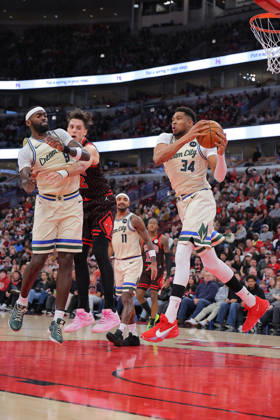 CHICAGO, IL - DECEMBER 27: Giannis Antetokounmpo 34 of the Milwaukee Bucks grabs the rebound during the second half against the Chicago Bulls on December 27, 2025 at the United Center in Chicago, Illinois. (Photo by Melissa Tamez Icon Sportswire) NBA, Basketball Herren, USA DEC 27 Milwaukee Bucks at Chicago Bulls EDITORIAL USE ONLY Icon251227026