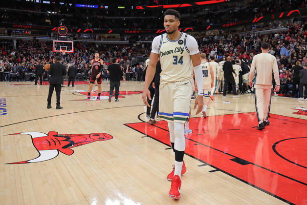 CHICAGO, IL - DECEMBER 27: Giannis Antetokounmpo 34 of the Milwaukee Bucks exits the court after a game on December 27, 2025 at the United Center in Chicago, Illinois. (Photo by Melissa Tamez Icon Sportswire) NBA, Basketball Herren, USA DEC 27 Milwaukee Bucks at Chicago Bulls EDITORIAL USE ONLY Icon251227042