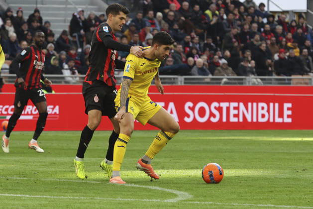Unai Nunez of Hellas Verona FC battle for the ball with Christian Pulisic of AC Milan. during AC Milan vs Hellas Verona FC, 17° Serie A Enilive 2025-26 game at Giuseppe Meazza - San Siro stadium in Milano (MI), Italy, on Dicember 28, 2025. Copyright: xDavidexCasentini IPAxSportx xipa-agency.netx xx IPA_69550996 IPA_Agency_IPA69550996