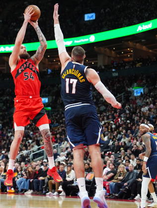 December 31, 2025, Toronto, On, CANADA: Toronto Raptors forward centre Sandro Mamukelashvili (54) shoots over Denver Nuggets centre Jonas Valanciunas (17) during second half NBA, Basketball Herren, USA action in Toronto on Wednesday December 31, 2025. Canada News - December 31, 2025  - ZUMAc35_ 20251231_zaf_c35_056 Copyright: xFrankxGunnx