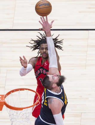 (260101) -- TORONTO, Jan. 1, 2026 -- Collin Murray-Boyles (top) of Toronto Raptors is blocked by Jonas Valanciunas of Denver Nuggets during the 2025-2026 NBA, Basketball Herren, USA regular season game between Toronto Raptors and Denver Nuggets in Toronto, Canada, Dec. 31, 2025. (Photo by Xinhua) (SP) CANADA-TORONTO-NBA-NUGGETS VS RAPTORS ZouxZheng 