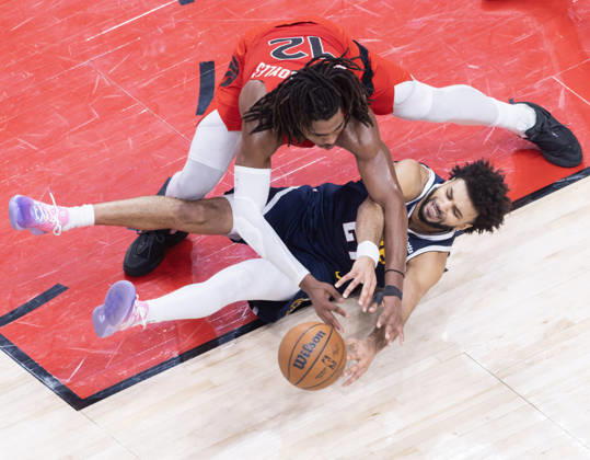 (260101) -- TORONTO, Jan. 1, 2026 -- Collin Murray-Boyles (top) of Toronto Raptors vies with Jamal Murray of Denver Nuggets during the 2025-2026 NBA, Basketball Herren, USA regular season game between Toronto Raptors and Denver Nuggets in Toronto, Canada, Dec. 31, 2025. (Photo by Xinhua) (SP) CANADA-TORONTO-NBA-NUGGETS VS RAPTORS ZouxZheng 