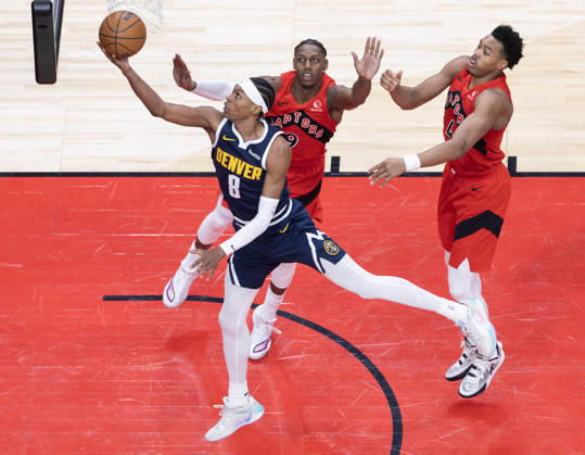 (260101) -- TORONTO, Jan. 1, 2026 -- Peyton Watson (front) of Denver Nuggets goes for a layup during the 2025-2026 NBA, Basketball Herren, USA regular season game between Toronto Raptors and Denver Nuggets in Toronto, Canada, Dec. 31, 2025. (Photo by Xinhua) (SP) CANADA-TORONTO-NBA-NUGGETS VS RAPTORS ZouxZheng 