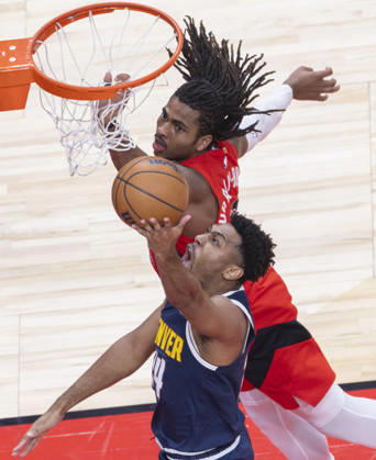(260101) -- TORONTO, Jan. 1, 2026 -- Jalen Pickett (bottom) of Denver Nuggets goes for a layup during the 2025-2026 NBA, Basketball Herren, USA regular season game between Toronto Raptors and Denver Nuggets in Toronto, Canada, Dec. 31, 2025. (Photo by Xinhua) (SP) CANADA-TORONTO-NBA-NUGGETS VS RAPTORS ZouxZheng 
