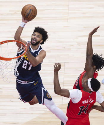 (260101) -- TORONTO, Jan. 1, 2026 -- Jamal Murray (L) of Denver Nuggets goes for a layup during the 2025-2026 NBA, Basketball Herren, USA regular season game between Toronto Raptors and Denver Nuggets in Toronto, Canada, Dec. 31, 2025. (Photo by Xinhua) (SP) CANADA-TORONTO-NBA-NUGGETS VS RAPTORS ZouxZheng 