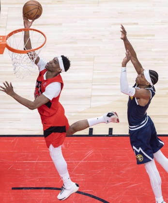 (260101) -- TORONTO, Jan. 1, 2026 -- Ja Kobe Walter (L) of Toronto Raptors goes up for a layup during the 2025-2026 NBA, Basketball Herren, USA regular season game between Toronto Raptors and Denver Nuggets in Toronto, Canada, Dec. 31, 2025. (Photo by Xinhua) (SP) CANADA-TORONTO-NBA-NUGGETS VS RAPTORS ZouxZheng 