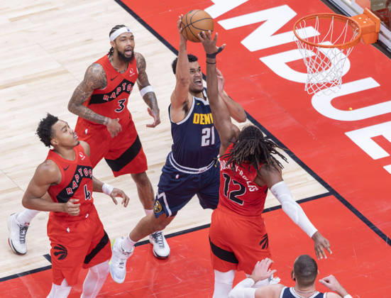 (260101) -- TORONTO, Jan. 1, 2026 -- Spencer Jones (C) of Denver Nuggets goes for a layup during the 2025-2026 NBA, Basketball Herren, USA regular season game between Toronto Raptors and Denver Nuggets in Toronto, Canada, Dec. 31, 2025. (Photo by Xinhua) (SP) CANADA-TORONTO-NBA-NUGGETS VS RAPTORS ZouxZheng 