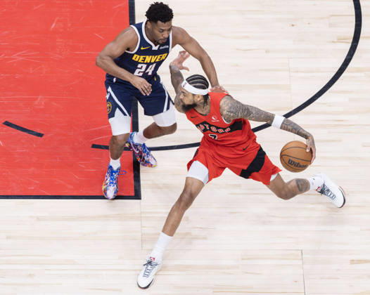 (260101) -- TORONTO, Jan. 1, 2026 -- Brandon Ingram (R) of Toronto Raptors breaks through during the 2025-2026 NBA, Basketball Herren, USA regular season game between Toronto Raptors and Denver Nuggets in Toronto, Canada, Dec. 31, 2025. (Photo by Xinhua) (SP) CANADA-TORONTO-NBA-NUGGETS VS RAPTORS ZouxZheng 