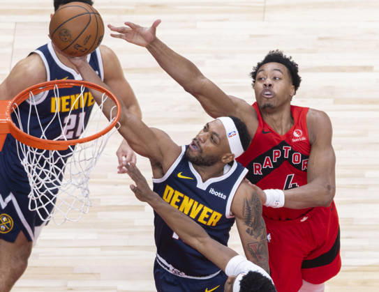 (260101) -- TORONTO, Jan. 1, 2026 -- Bruce Brown (C) of Denver Nuggets goes up for a layup during the 2025-2026 NBA, Basketball Herren, USA regular season game between Toronto Raptors and Denver Nuggets in Toronto, Canada, Dec. 31, 2025. (Photo by Xinhua) (SP) CANADA-TORONTO-NBA-NUGGETS VS RAPTORS ZouxZheng 