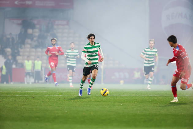 Francisco Trincao (Sporting CP) in action during the match between Gil Vicente FC and Sporting CP, valid for Liga Portugal Betclic 2025 2026 at Estadio Cidade de Barcelos on 2 January 2026. Barcelos Estadio Cidade de Barcelos Barcelos Portugal Copyright: xIMAGOx xPRIMExSPORTSxIMAGESx xFILIPExOLIVEIRAx