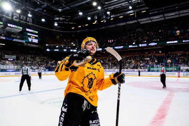 260103 Skellefteas Oliver Okuliar cheers after 2 6 during the ice hockey match in SHL between Färjestad and Skelleftea on January 3, 2026 in Karlstad Copyright: FREDRIKxKARLSSON BB260103FK071