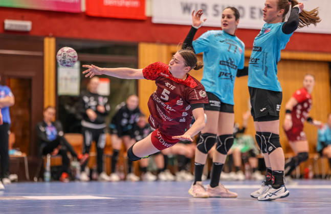 GER, Bensheim, HSG Bensheim Auerbach Flames vs Thüringer HC, Alsco Handball Bundesliga Frauen, Handball, DHB, Spielzeit 2025 2026, Weststadthalle Bensheim, 10 Spieltag im Bild Isabell Hurst HSG Bensheim Auerbach Flames Frauen 5 , Torwurf gegen Thüringer HC DFB DFL REGULATIONS PROHIBIT ANY USE OF PHOTOGRAPHS AS IMAGE SEQUENCES AND OR QUASI VIDEO, 03 01 2025 Copyright: HMBxMedia HendrikxHamelau