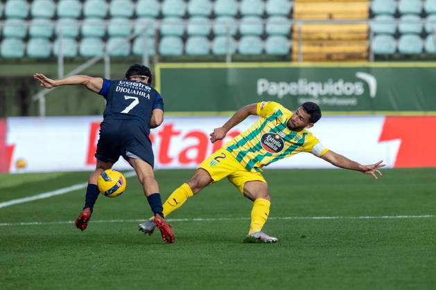 FOOTBALL - Tondela 3 vs Arouca 1, round 17 of portuguese Liga, 2025 26. Joao Cardoso Stadium, in Tondela, Portugal. Saturday, 2026 01 03. Bebeto (02) Tondela, Djpouhra (07) Arouca. TONDELA VISEU PORTUGAL ESTÁDIO JOÃO CARDOSO Copyright: xGILxPERESx