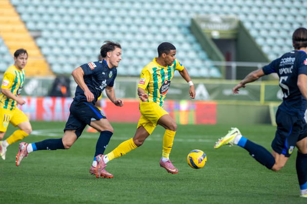 FOOTBALL - Tondela 3 vs Arouca 1, round 17 of portuguese Liga, 2025 26. Joao Cardoso Stadium, in Tondela, Portugal. Saturday, 2026 01 03. Pedro Maranhão (07) Tondela, Van EE (22) Arouca. TONDELA VISEU PORTUGAL ESTÁDIO JOÃO CARDOSO Copyright: xGILxPERESx