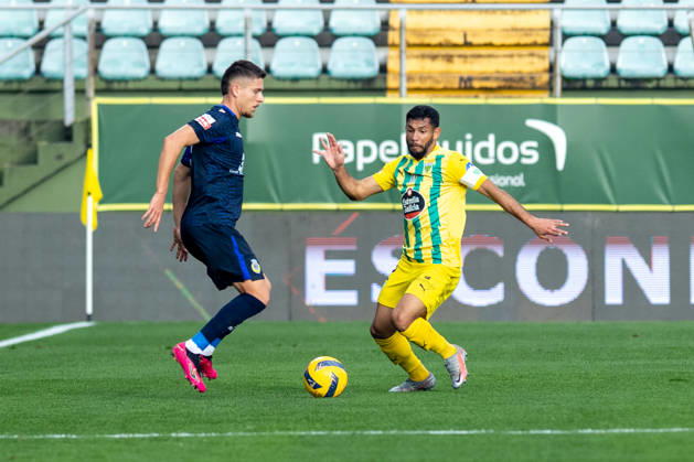 FOOTBALL - Tondela 3 vs Arouca 1, round 17 of portuguese Liga, 2025 26. Joao Cardoso Stadium, in Tondela, Portugal. Saturday, 2026 01 03. Bebeto (02) Tondela, Djouahra (07) Arouca. TONDELA VISEU PORTUGAL ESTÁDIO JOÃO CARDOSO Copyright: xGILxPERESx