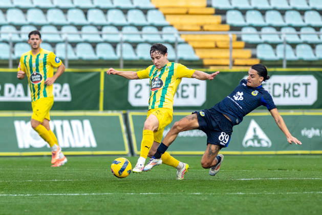 FOOTBALL - Tondela 3 vs Arouca 1, round 17 of portuguese Liga, 2025 26. Joao Cardoso Stadium, in Tondela, Portugal. Saturday, 2026 01 03. Joe Hodge (10) Tondela, Pedro Santos (89) Arouca. TONDELA VISEU PORTUGAL ESTÁDIO JOÃO CARDOSO Copyright: xGILxPERESx