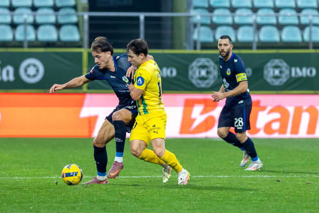 FOOTBALL - Tondela 3 vs Arouca 1, round 17 of portuguese Liga, 2025 26. Joao Cardoso Stadium, in Tondela, Portugal. Saturday, 2026 01 03. Joe Hodge (10) Tondela, Van EE (22) Arouca. TONDELA VISEU PORTUGAL ESTÁDIO JOÃO CARDOSO Copyright: xGILxPERESx
