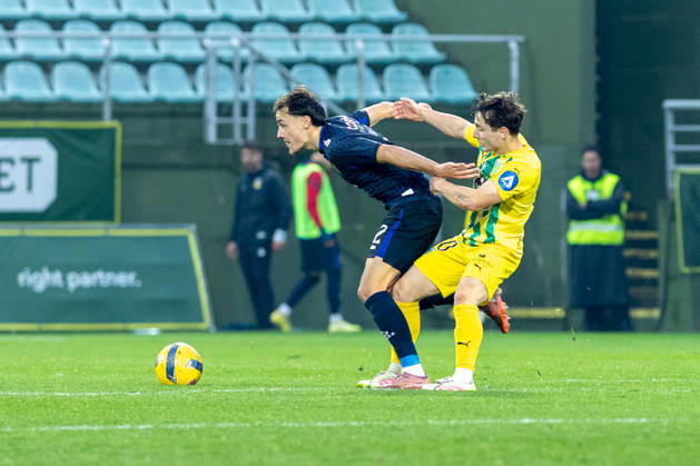 FOOTBALL - Tondela 3 vs Arouca 1, round 17 of portuguese Liga, 2025 26. Joao Cardoso Stadium, in Tondela, Portugal. Saturday, 2026 01 03. Joe Hodge (10) Tondela, Van EE (22) Arouca. TONDELA VISEU PORTUGAL ESTÁDIO JOÃO CARDOSO Copyright: xGILxPERESx
