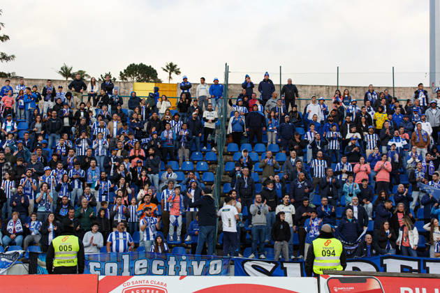 Fans of FC Porto seen during Liga Portugal game between CD Santa Clara and FC Porto (Pedro Rosa Ball Raw Images) Ponta Delgada Estadio de Sao Miguel Portugal Copyright: xPedroxRosax pedrorosa_santaclara_fcporto_2526-102